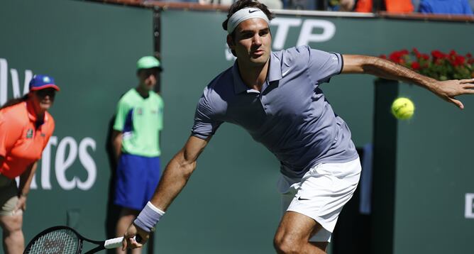 Roger Federer devuelve con su derecha un envío de Tursunov en Indian Wells