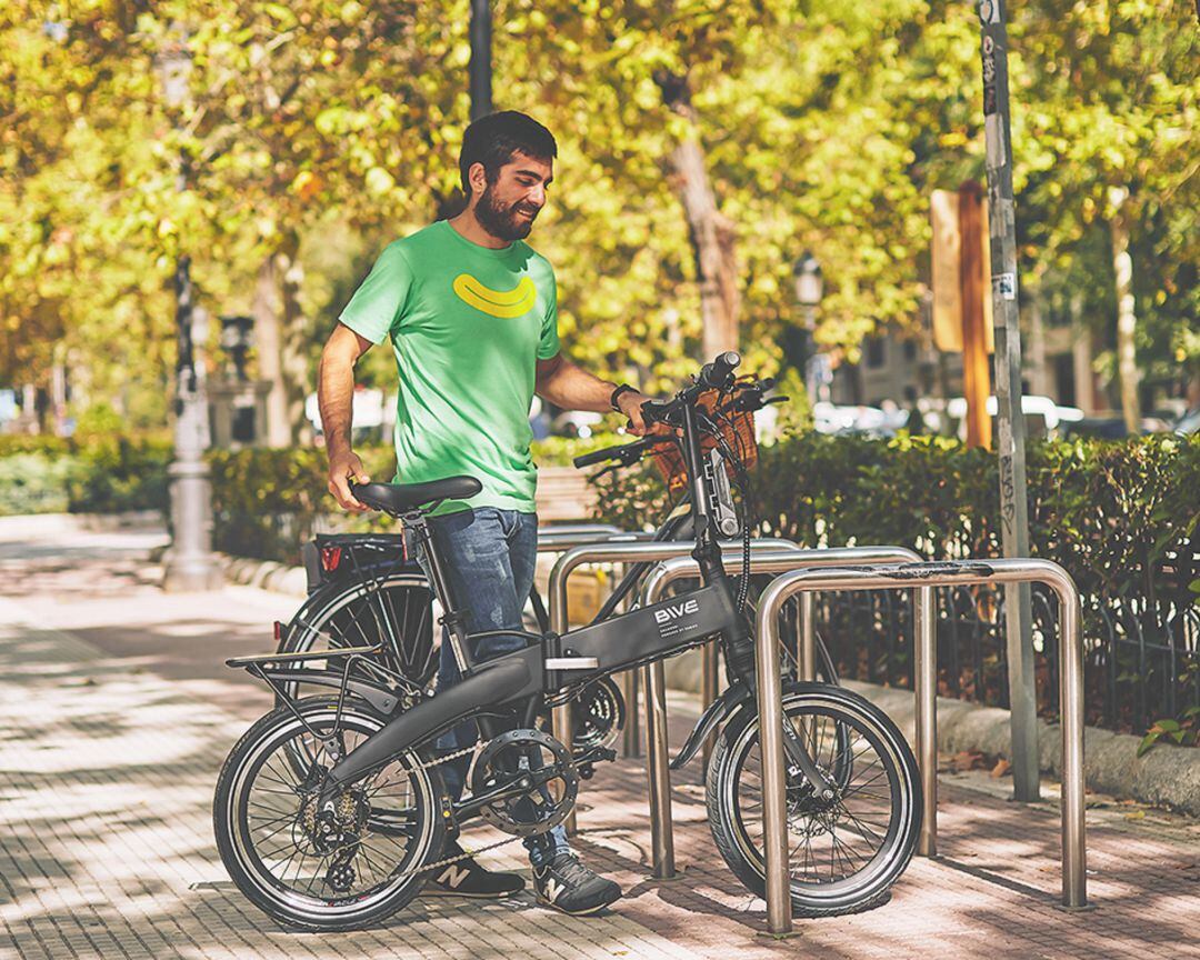 Usuario de Bive dejando la bicicleta en un aparcabicis