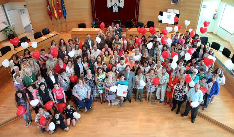 Mayores, menores y voluntarios se han unido en la lectura del Manifiesto del Buen Trato hacia las personas de más edad en Alcobendas