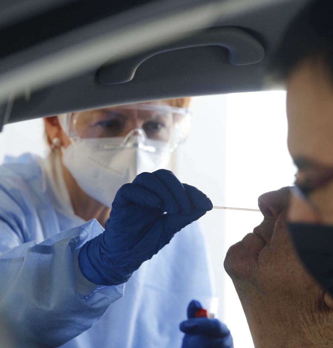 Una enfermera realiza una prueba PCR a una persona mayor.