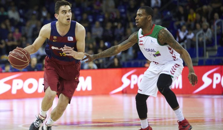 Satoransky juega un balón ante Adams durante el partido de la Liga ACB disputado en el Palau.