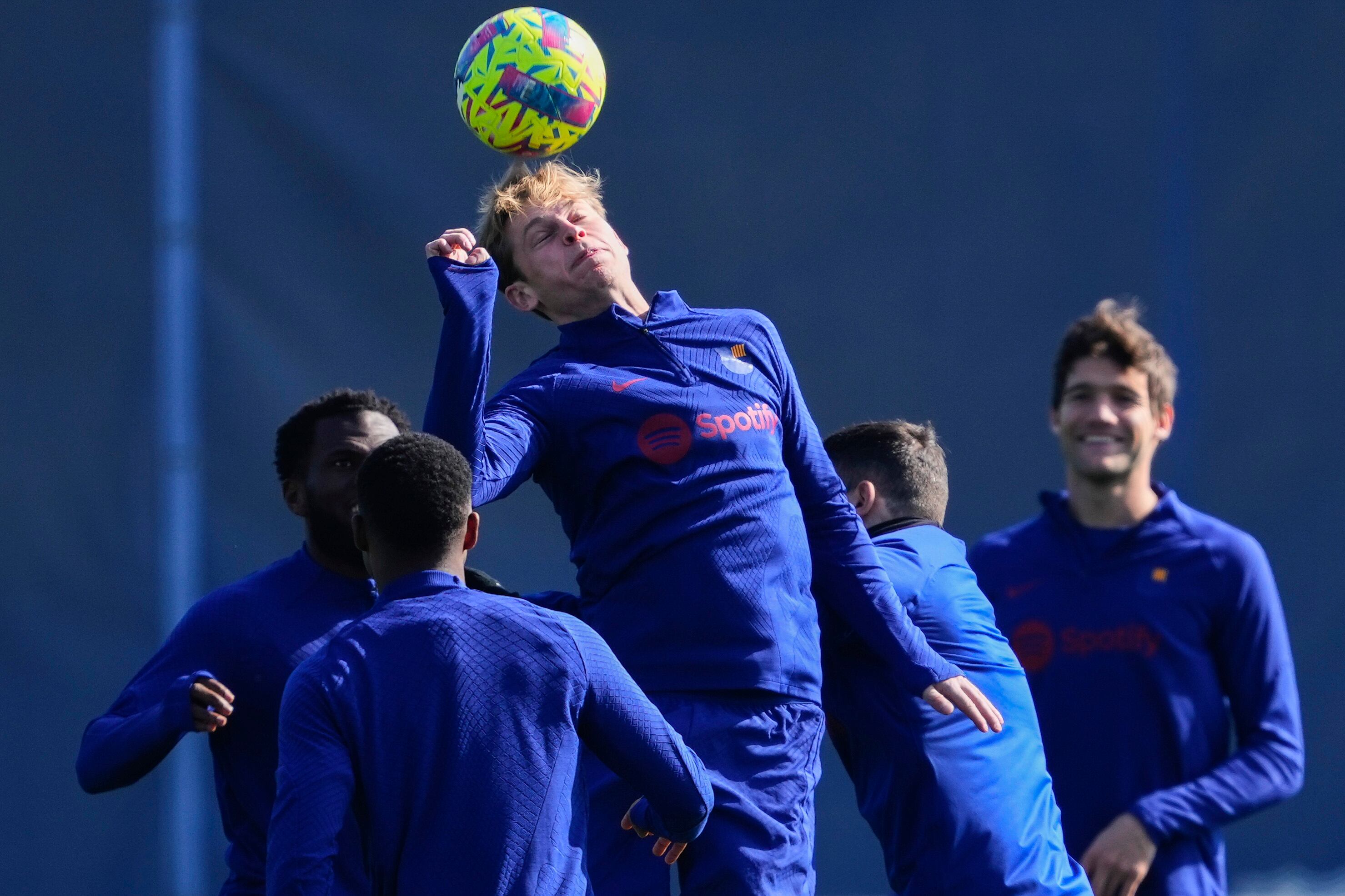 El FC Barcelona entrena antes de enfrentarse al Valencia FC en el Camp Nou. EFE/Alejandro García