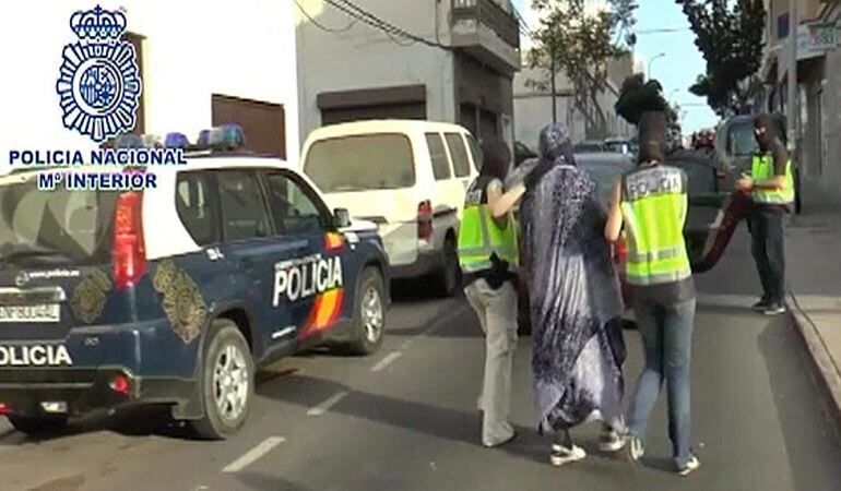 Fotografía extraída del vídeo facilitada por la Policía Nacional de la detención de una mujer en Lanzarote acusada de reclutar niñas y adolescentes.