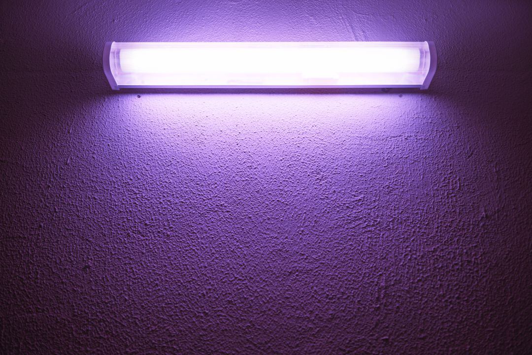 Imagen de archivo de una lámpara de luz ultravioleta.