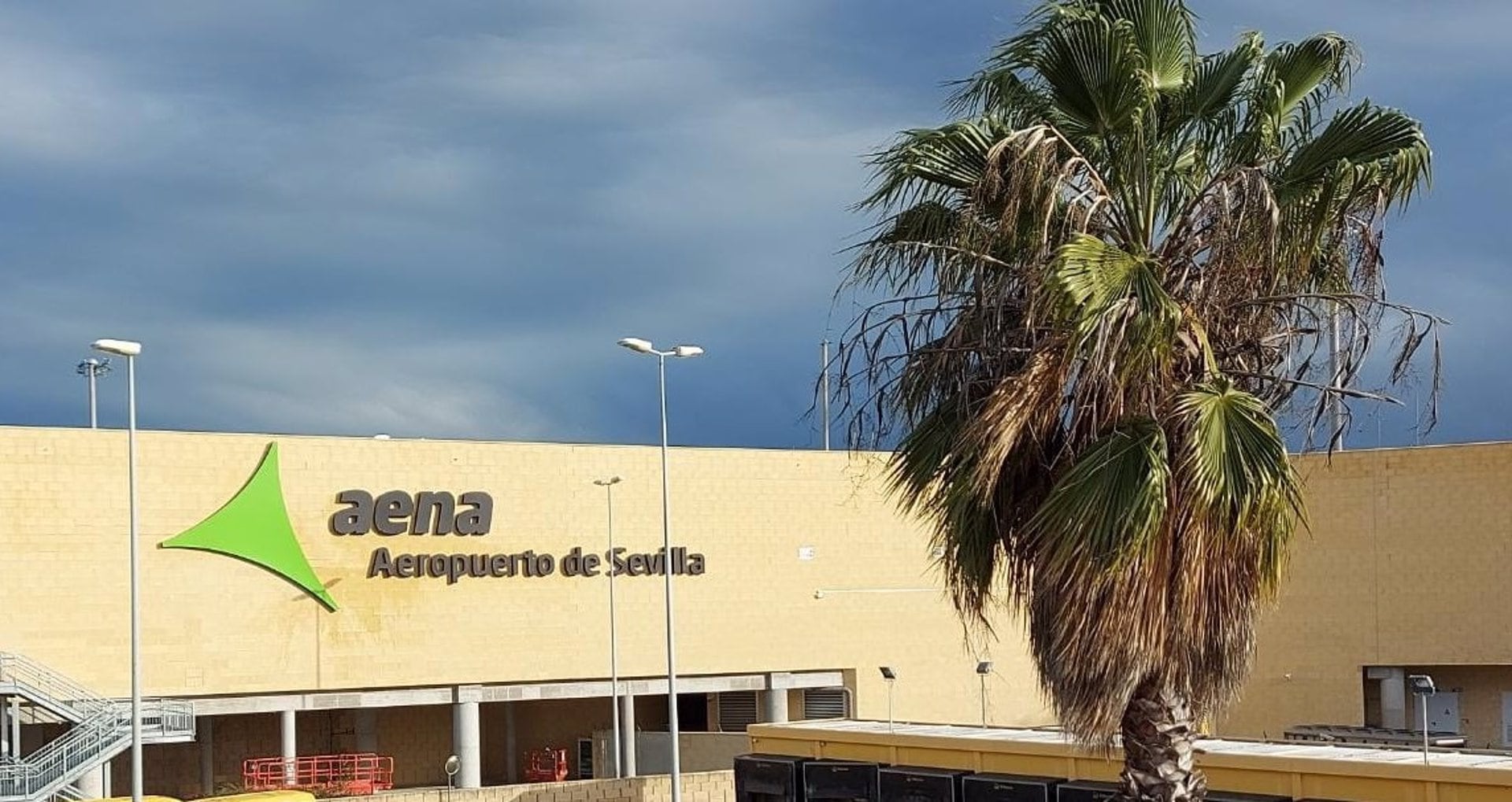 Una de las fachadas del aeropuerto sevillano