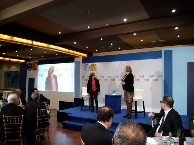La vicepresidenta Soraya Sáenz de Santamaría ha participado en una comida - coloquio con empresarios. En la imagen, con la presidenta del PP Aragón, Luisa Fernanda Rudi