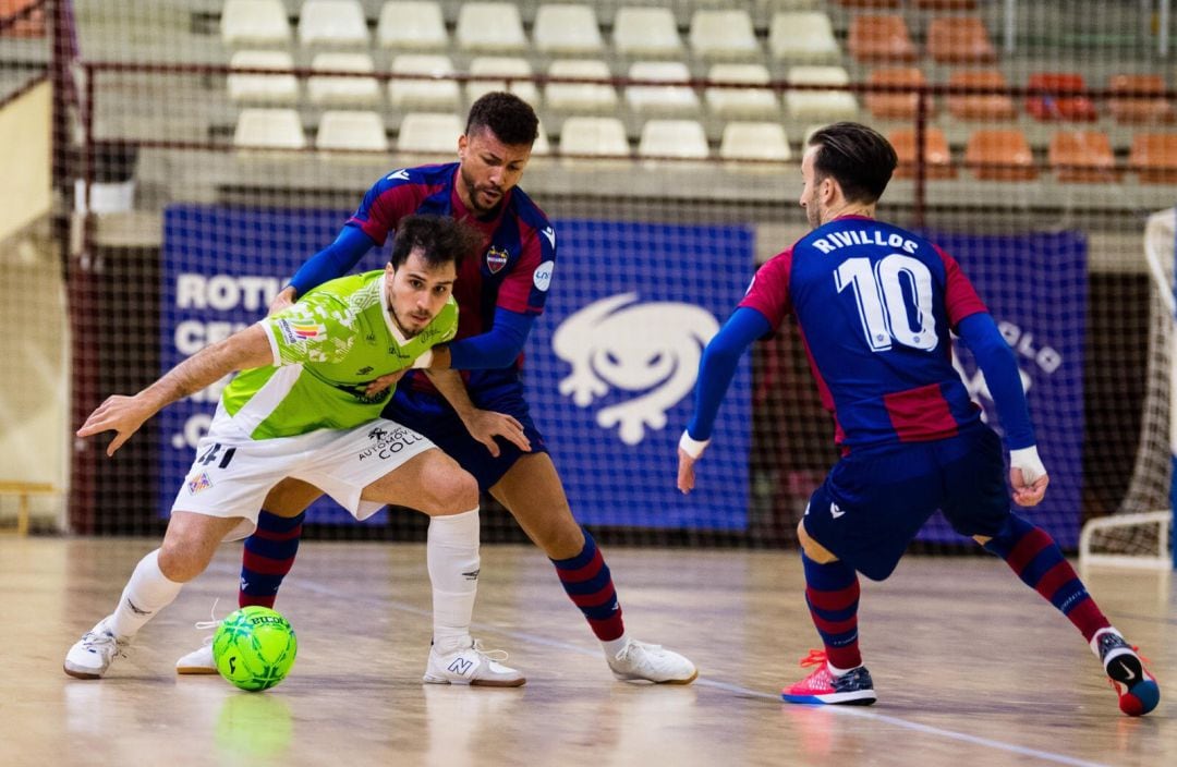 Mati Rosa defiende el balón ante la defensa del Levante.