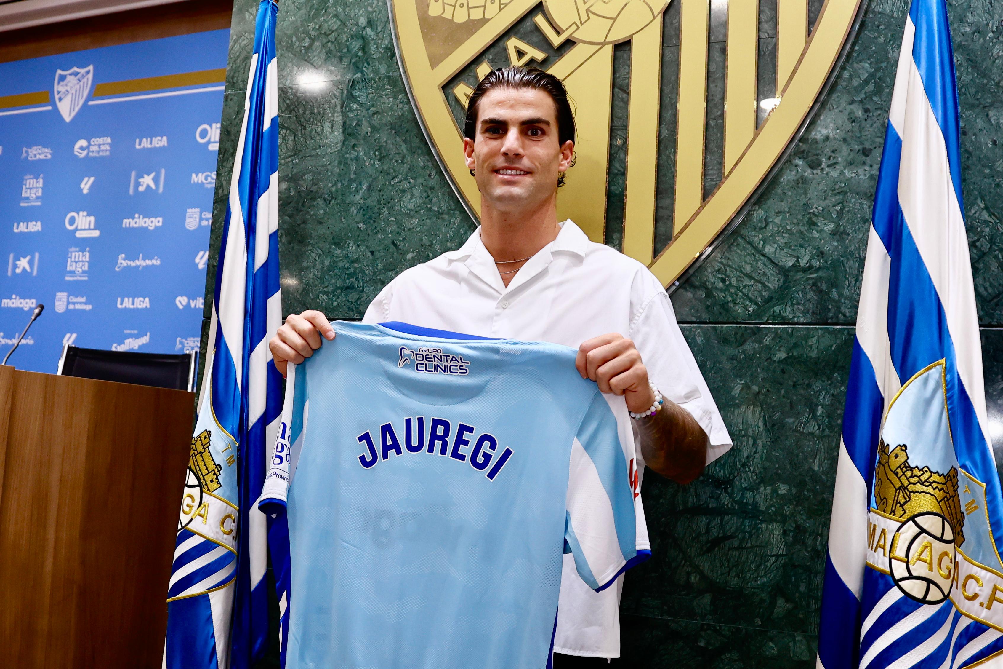 El delantero Eneko Jauregui en su presentación como nuevo jugador del Málaga