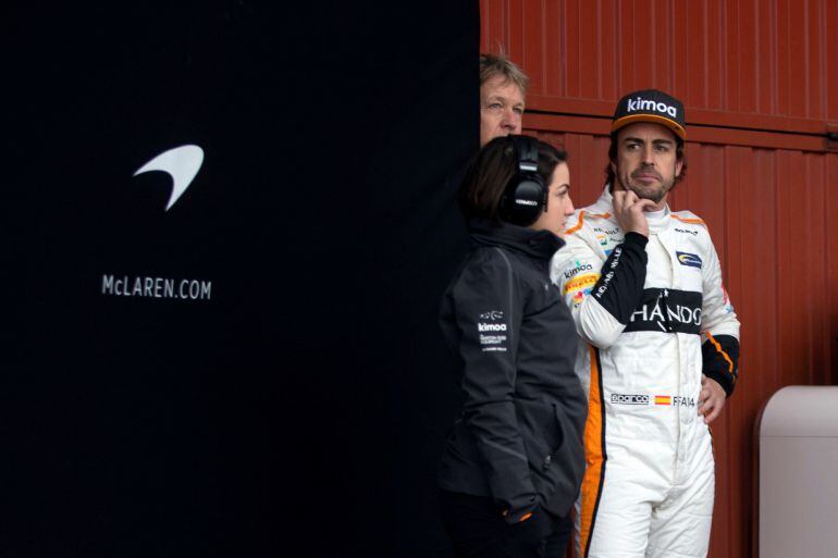 El piloto español de McLaren, Fernando Alonso en la puerta de su box durante la primera sesión de entrenamientos oficiales de pretemporada que se celebran en el circuito de Barcelona-Catalunya. 