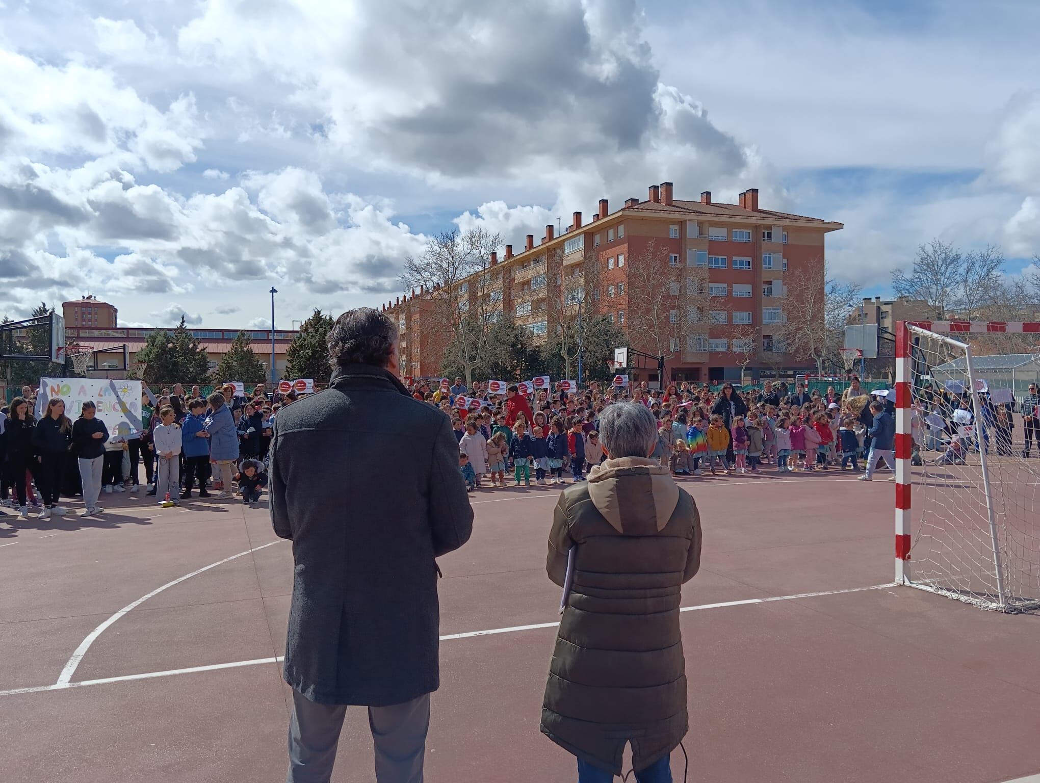 Concentración en el patio del colegio Fernán González para desear a su conserje su pronta recuperación