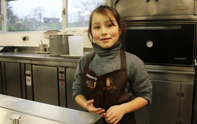 Naia Ugarte, hija del director de cine Felipe Ugarte,  protagoniza el cortometraje &#039;Kitchen dreams&#039;, grabado en la cocina de Mugaritz y presente en la 63ª edición de la Berlinale.