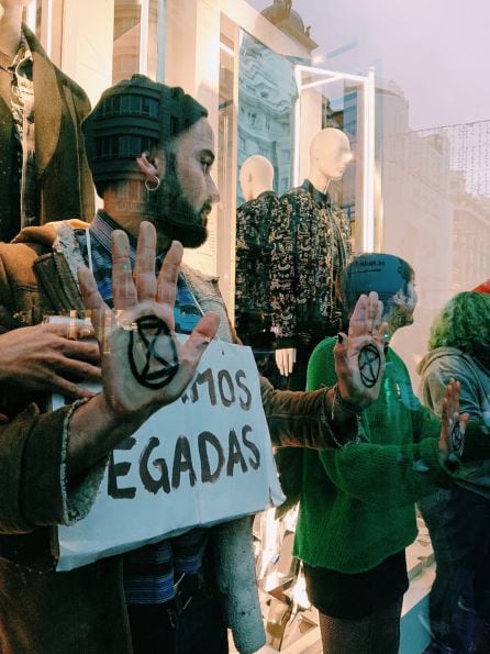 Uno de los activistas que ha ocupado el escaparate de esta céntrica tienda