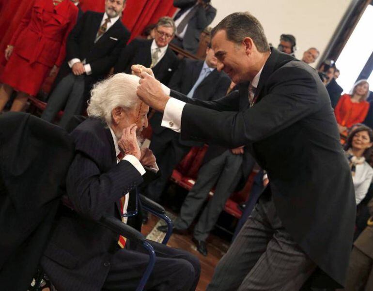 El rey Felipe VI impone al escritor mexicano Fernando Del Paso la medalla del Premio Cervantes