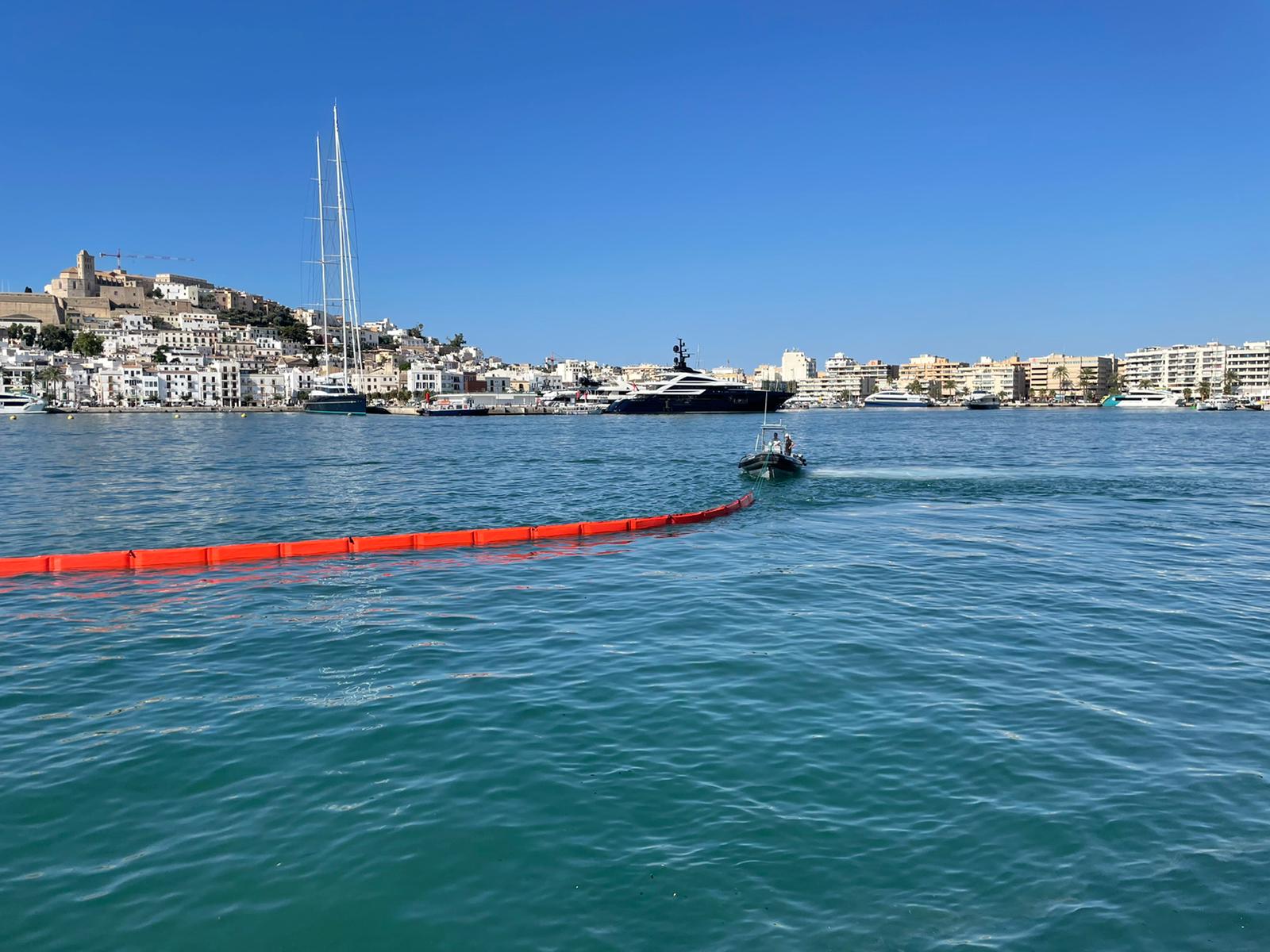 Barreras de contención desplegadas en una imagen de la Autoridad Portuaria