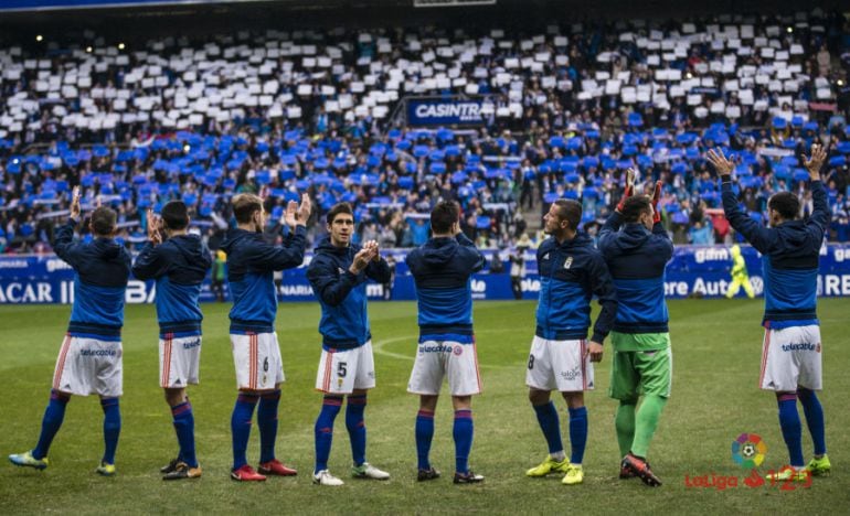 Los jugadores del Real Oviedo saludan a la afición antes de disputar el derbi en el Carlos Tartiere.