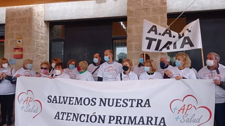 Cerca de un centenar de manifestantes, se han concentrado a las puertas del centro de Salud San Diego para exigir más medios humanos y materiales en Atención Primaria