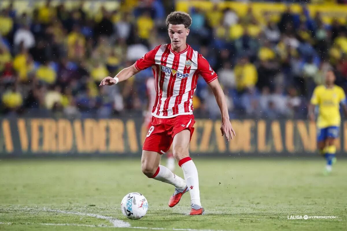 Dzodic se abre hueco en un Almería sólido.