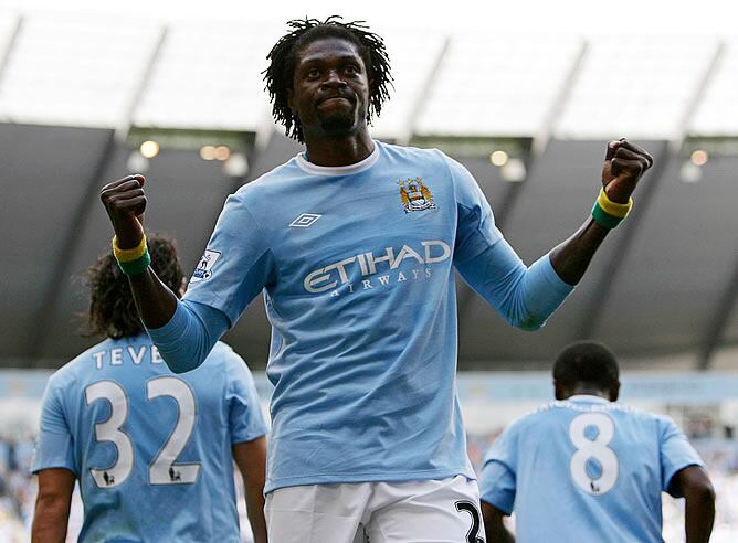 Adebayor celebra un gol con el City