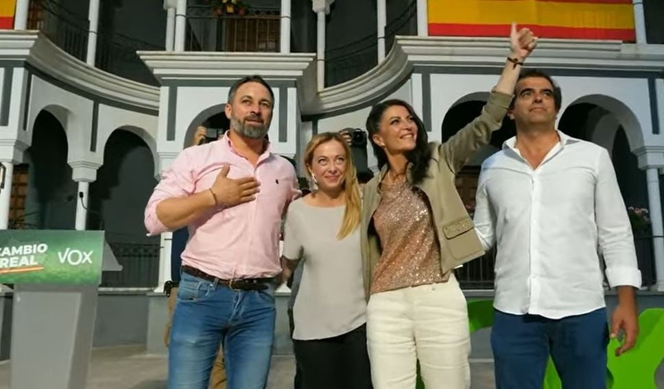 Santiago Abascal, líder de Vox; junto a Giorgia Meloni, de Fratelli d&#039;Italia; la que fuera candidata de Vox a la Junta de Andalucía, Macarena Olona, y el candidato de Vox por Andalucía.