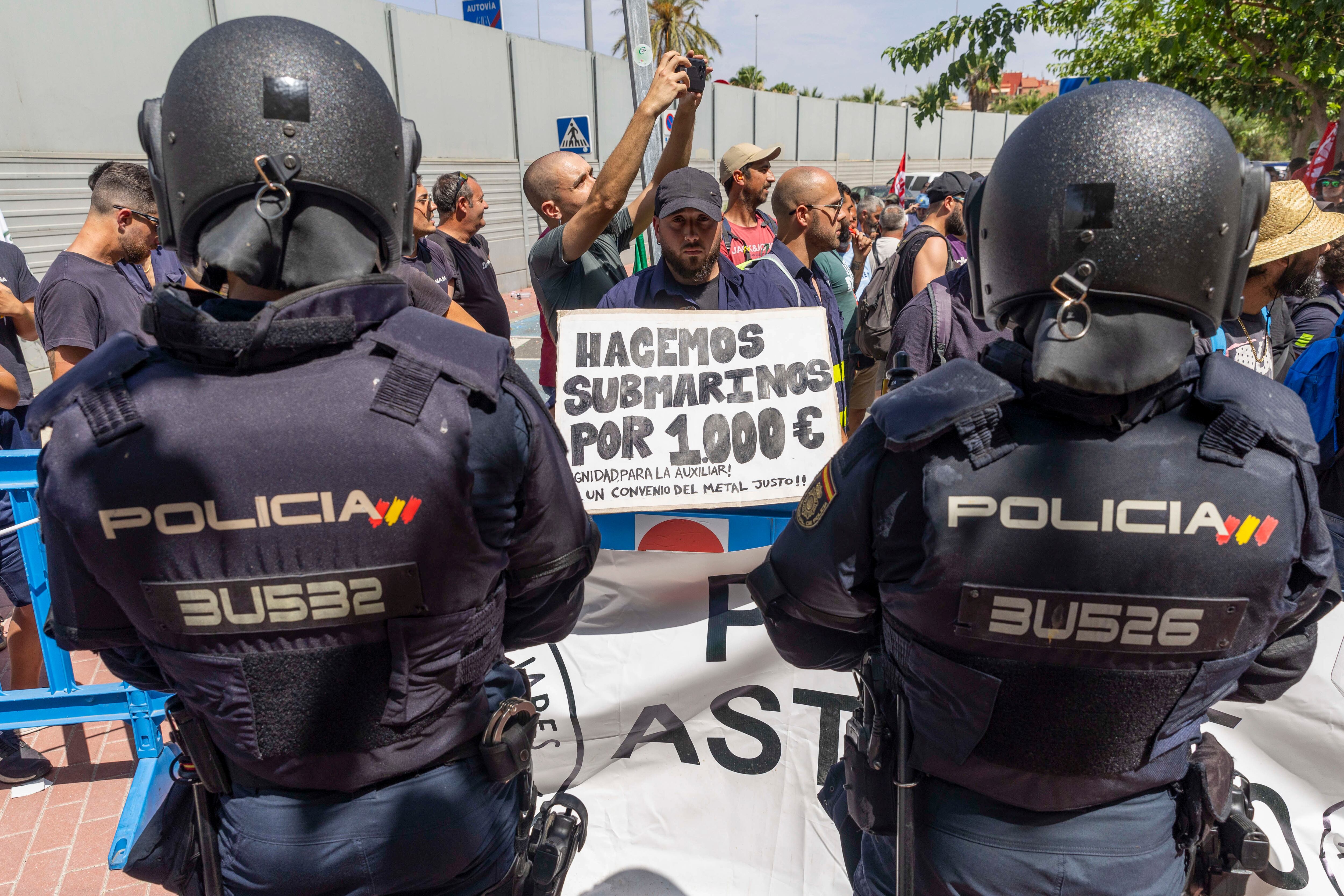 MURCIA, 23/06/2025.- Trabajadores auxiliares de Navantia se concentran este lunes a las puertas de la Federación Regional de Empresas del Metal en Murcia. Trabajadores de las empresas auxiliares de Navantia se han concentrado este lunes a las puertas de la Federación Regional de Empresas del Metal en el marco de la huelga indefinida que se prolonga ya desde hace seis días, y donde han sido recibidos por su presidente en una reunión que se prolonga ya más de dos horas.EFE/ Marcial Guillen
