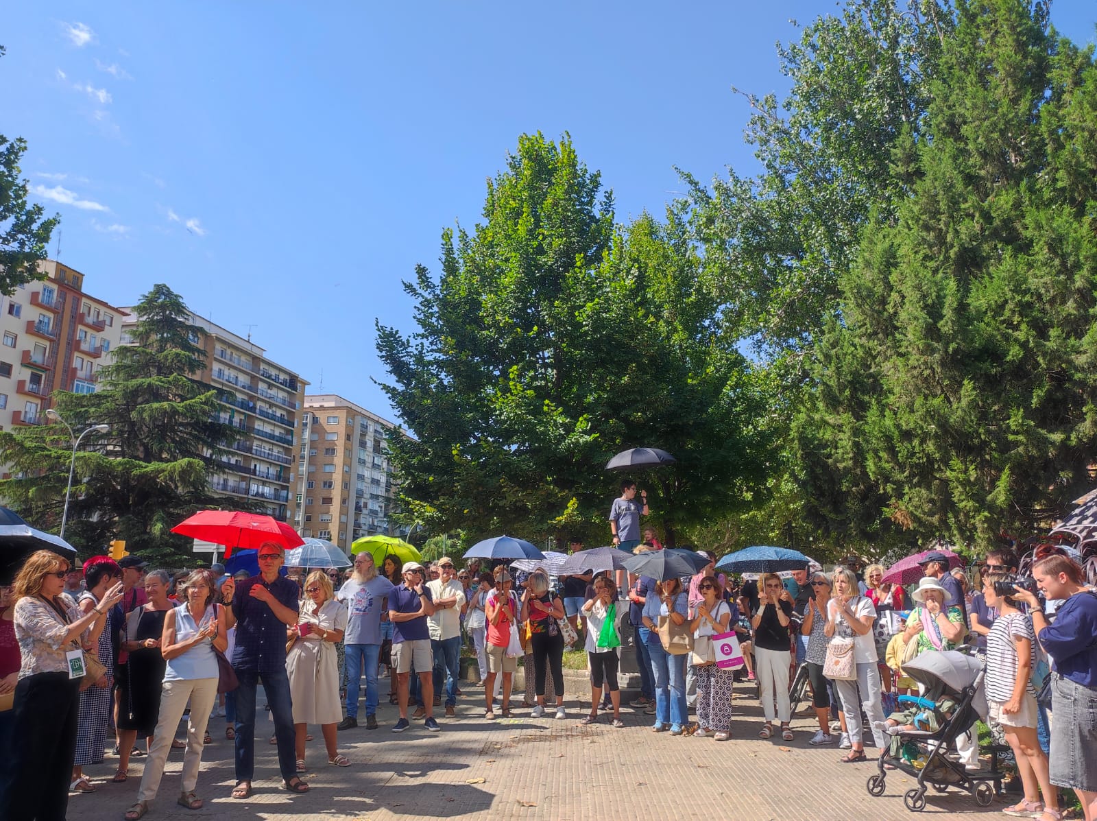 Concentración convocada por la Plataforma Árboles Vivos Huesca este jueves al mediodía.