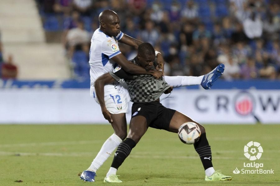 Mamadou Sylla pugna con un jugador del Leganés en la primera jornada de Liga.