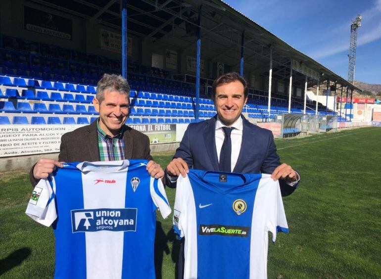 El presidente del CD Alcoyano, Juan Serrano, con Carlos Parodi, presidente del Hércules