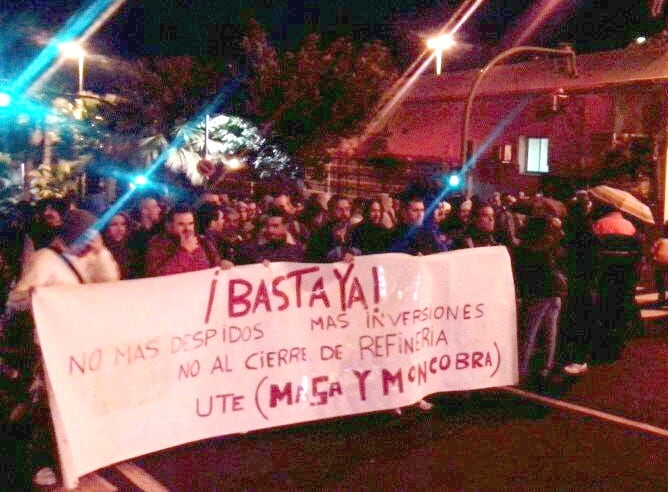 Trabajadores manifestándose a las puertas de la refinería