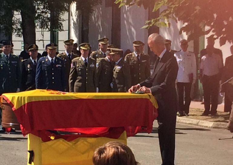 El ministro de Defensa, durante el funeral en el Acuartelamiento La Victoria, en Jaca