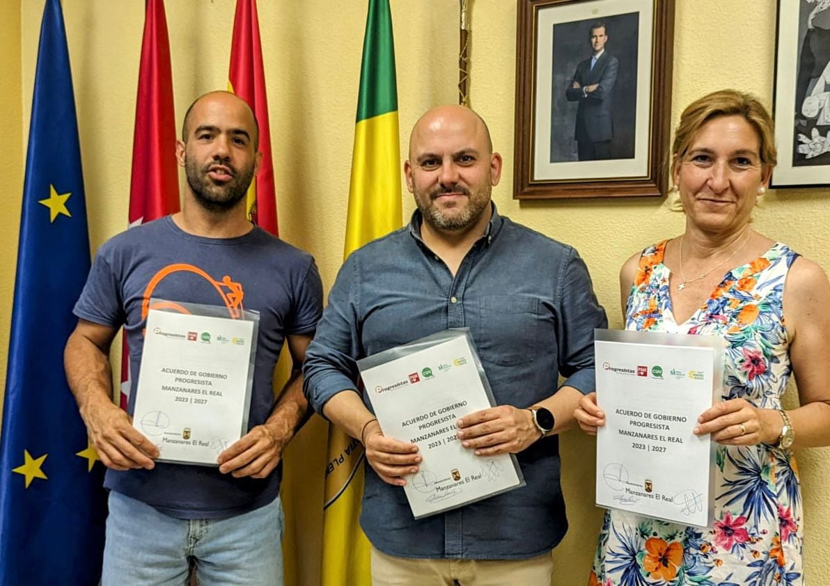 El alcalde de Manzanares El Real, José Luis Labrador (PSOE) con sus socios de gobierno Fernando Aguilera (Podemos) y Silvia Masiá (Más Madrid)