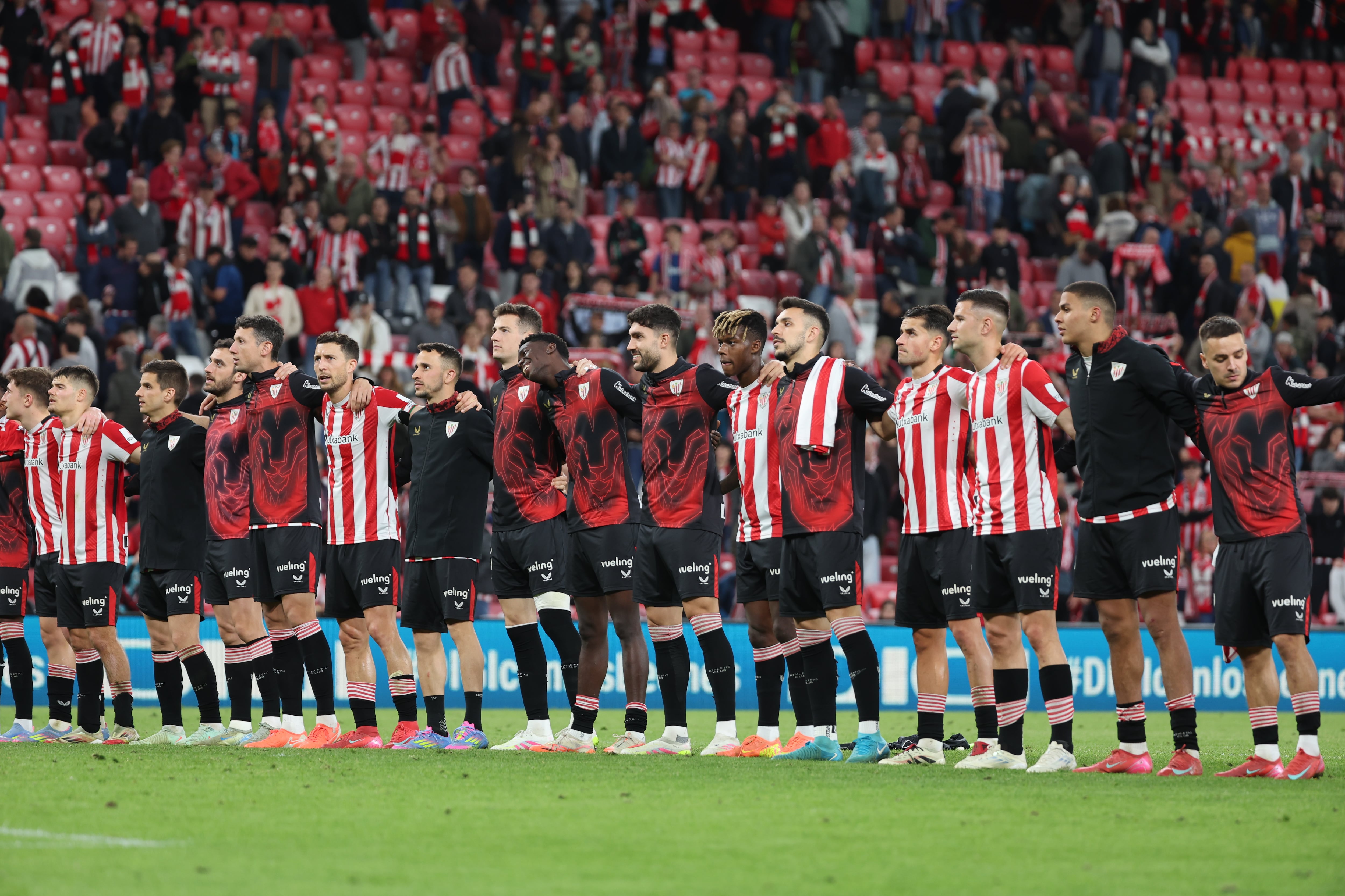BILBAO, 23/04/2025.- Los jugadores del Athletic celebran la victoria con la afición tras el partido de la jornada 33 de LaLiga de fútbol que Athletic Club y UD Las Palmas disputaron este miércoles en el estadio de San Mamés. EFE/Luis Tejido
