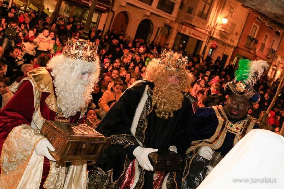 Melchor, Gaspar y Baltasar en la entrega de ofrendas a su paso por Peñafiel