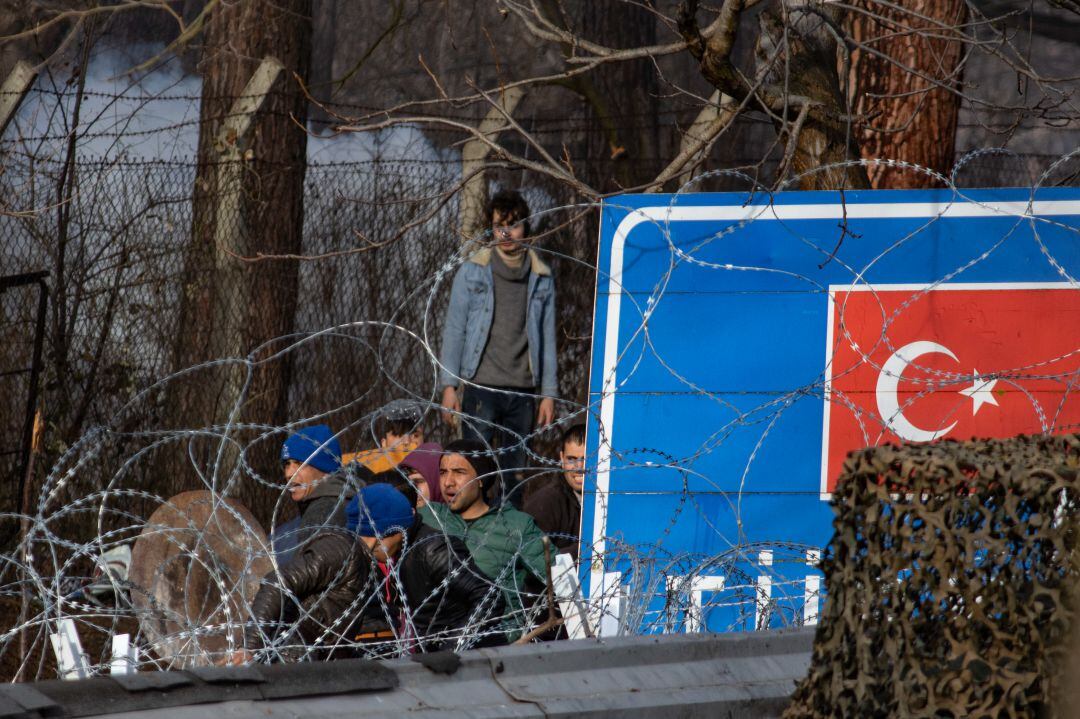 Un grupo de inmigrantes, en la frontera entre Grecia y Turquía. 