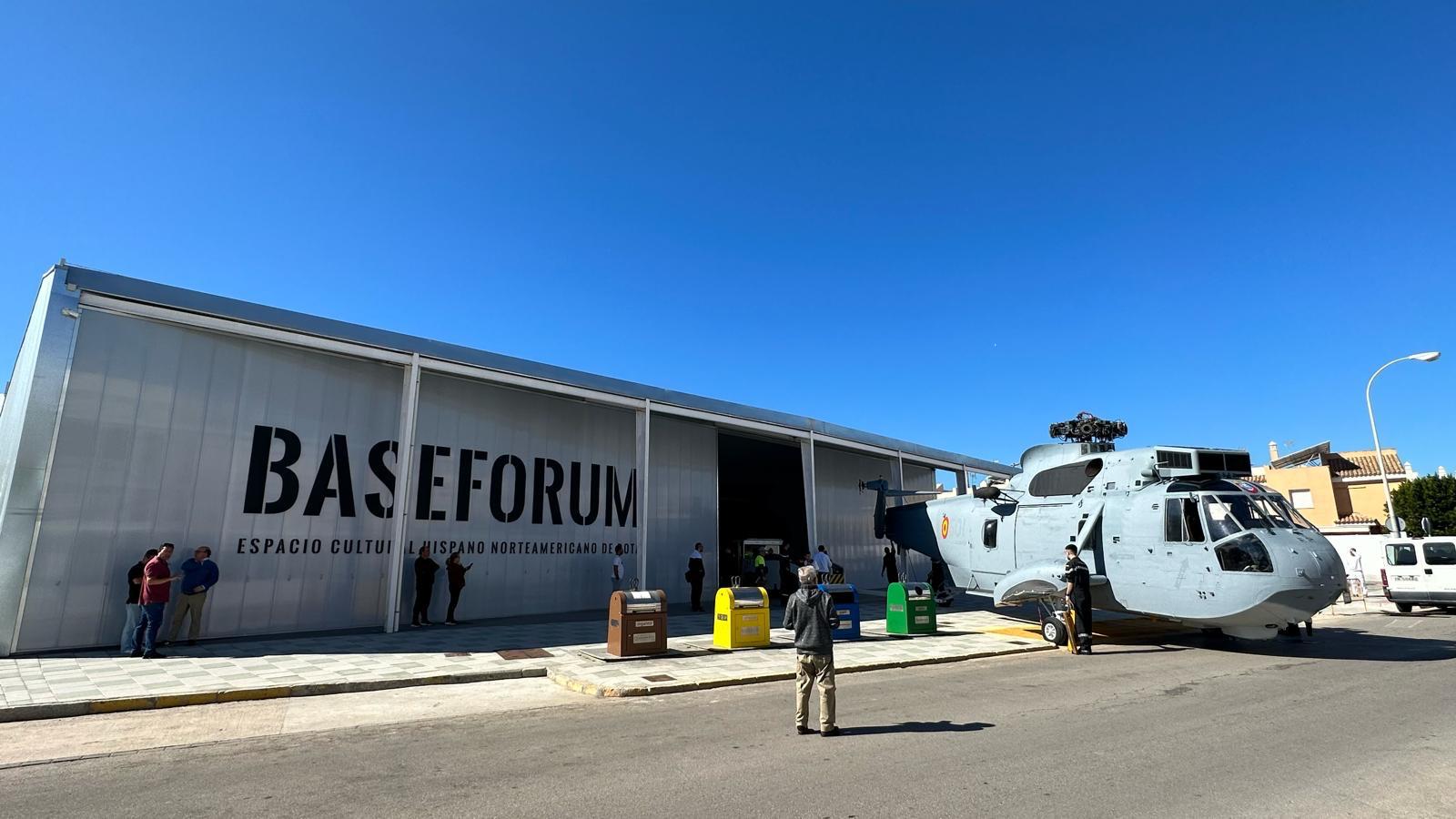 El SH-3D Sea King a su llegada al centro