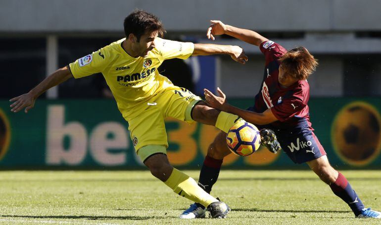 Takashi Inui y Manu Trigueros en Ipurua