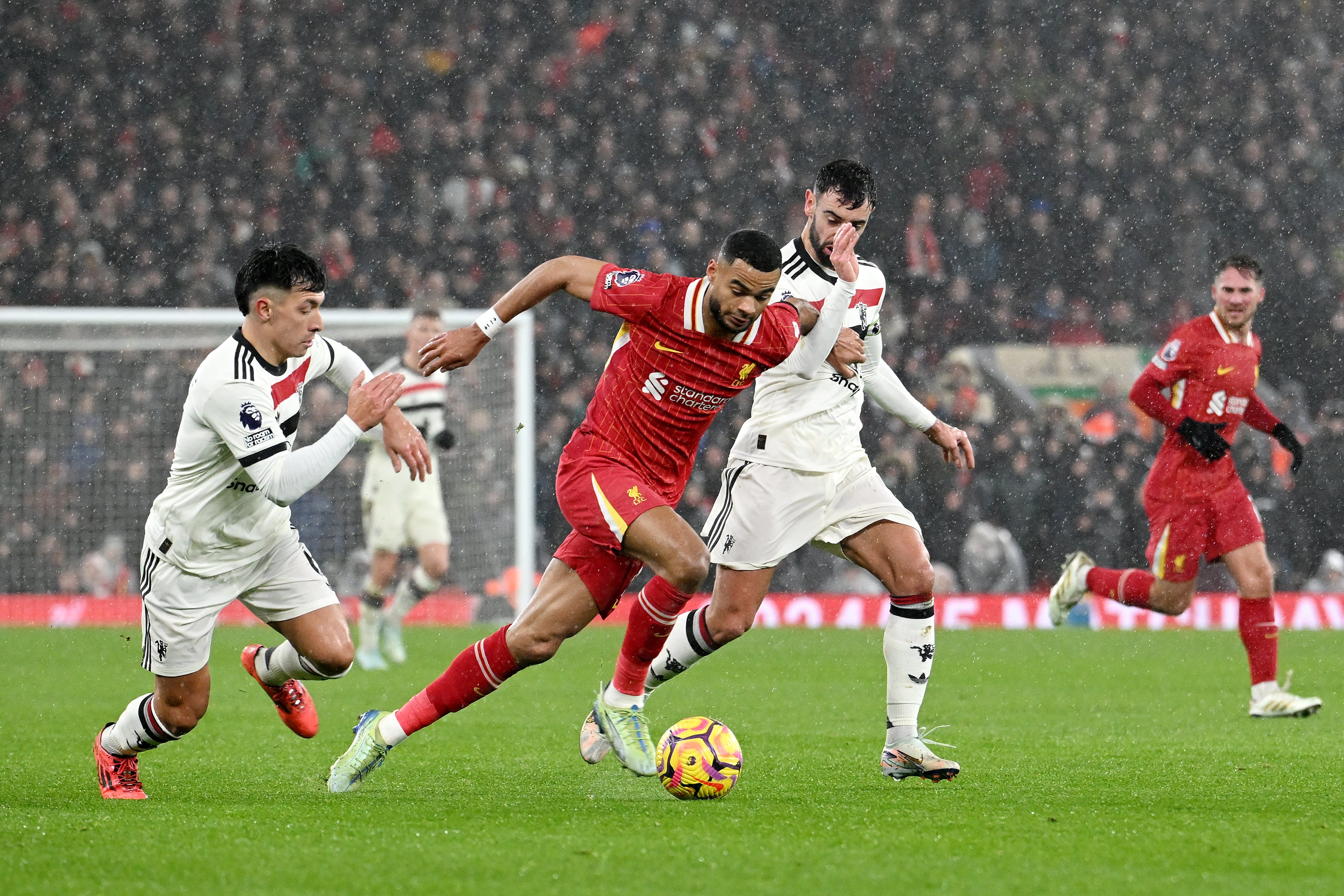 El Liverpool y el Manchester United ofrecen un espectáculo futbolístico que acaba en empate