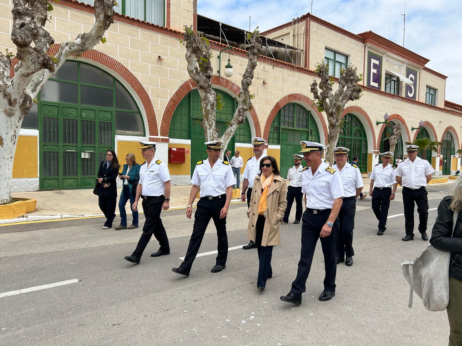 Margarita Robles durante su visita al Arsenal Militar de Cartagena, acompañado por cargos de la Armada