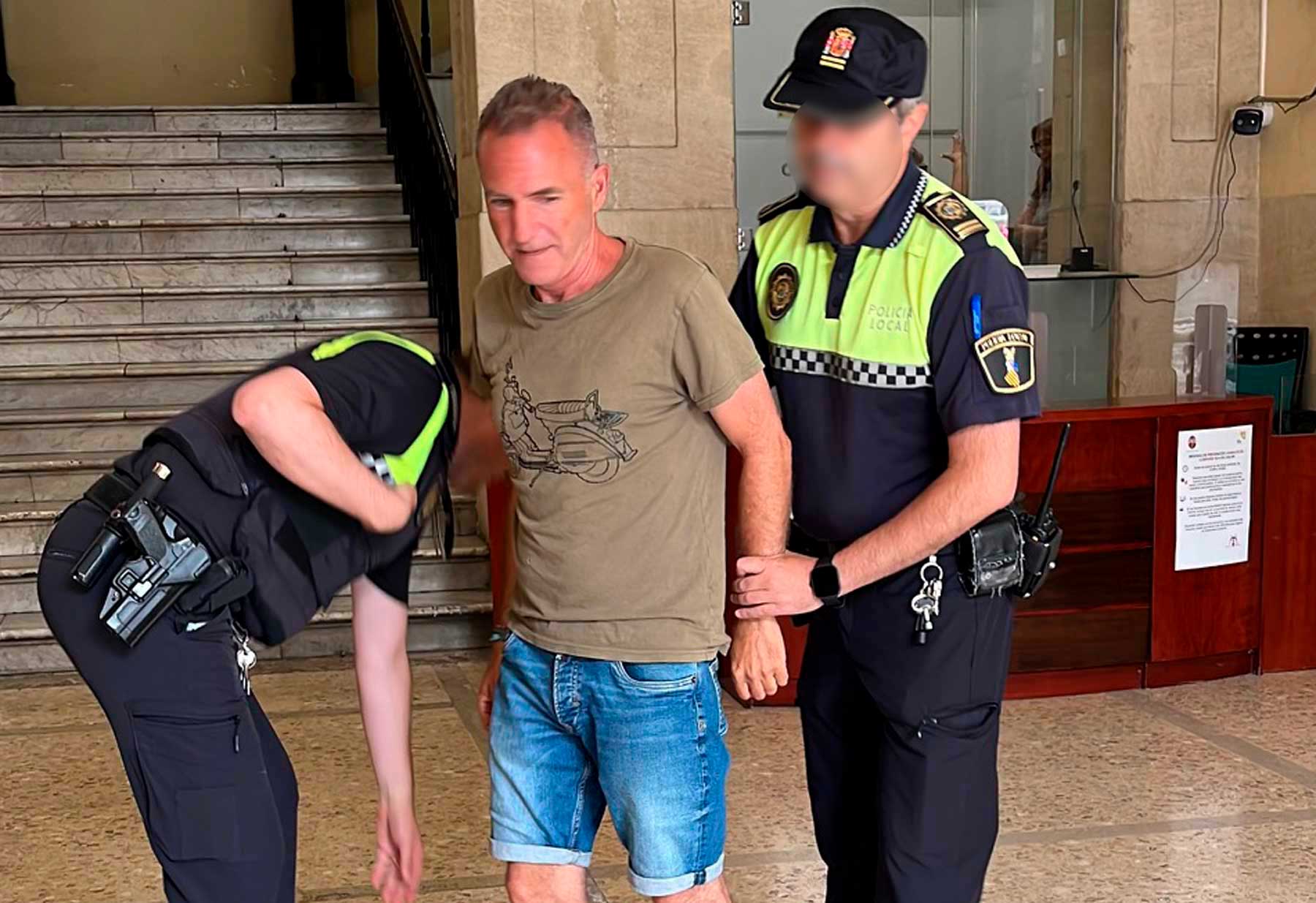 Jesús Cees es retenido por los agentes de la policía local de Alcoy tras protestar en el Ayuntamiento de Alcoy
