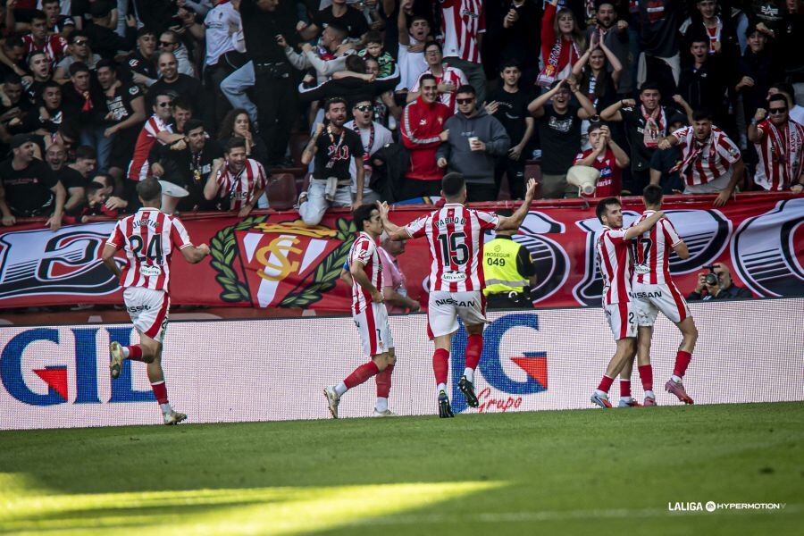 Los jugadores del Sporting celebran el gol de Dubasin.