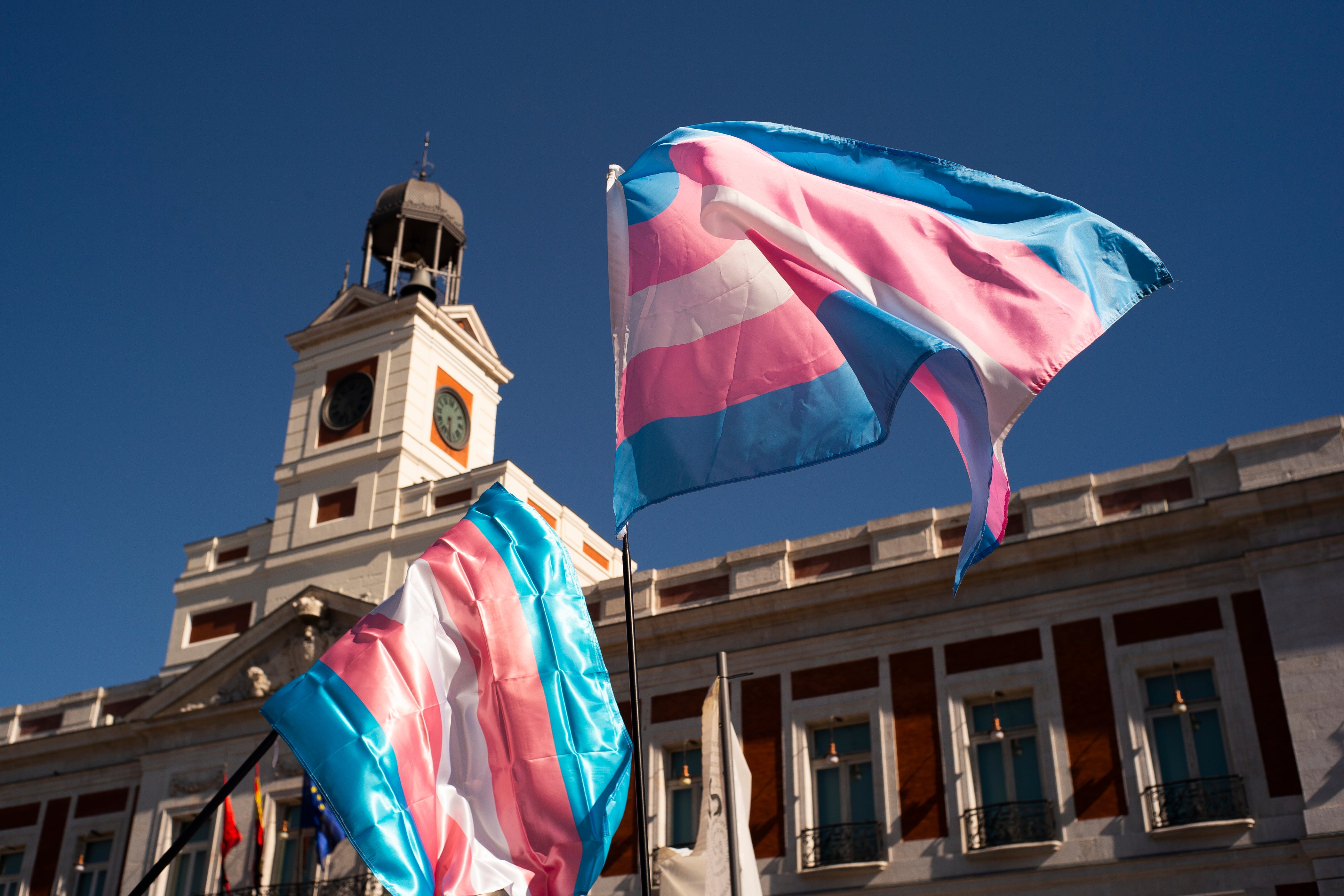 Dos banderas trans ondean en la Puerta del Sol de Madrid, en el Orgullo de 2020.