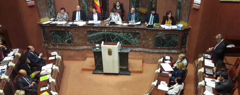 Momento de la pregunta oral al presidente de la CARM por parte de Rafael González Tovar (PSOE), en la última sesión de control en el Parlamento el pasado mes de octubre