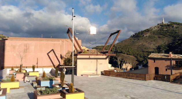 Estado actual de la plaza de Mangana de Cuenca con el Monumento a la Constitución de Torner.