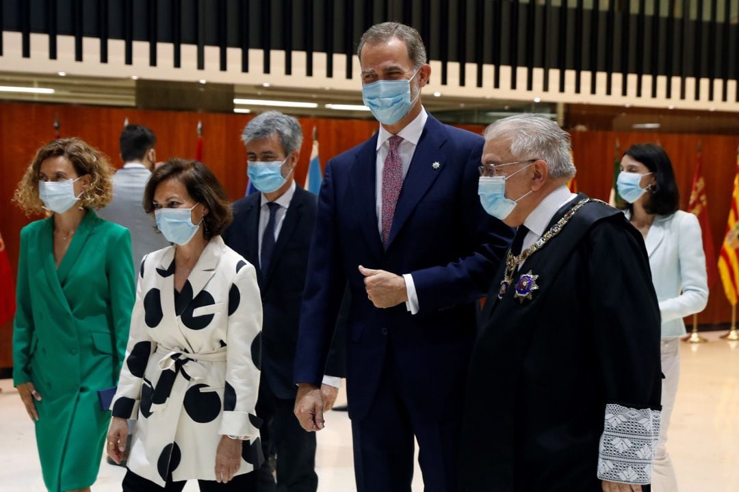 El Rey Felipe VI (2d), acompañado por el presidente del Tribunal Constitucional, Juan José González Rivas (1d); la vicepresidenta del Gobierno, Carmen Calvo (2i); y la presidenta del Congreso, Meritxell Batet (1i), a su llegada al acto en conmemoración del XL Aniversario de la entrada en funcionamiento del Tribunal Constitucional.