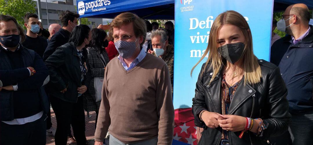 José Luis Martínez Almeida, alcalde de Madrid y portavoz nacional del PP, y Noelia Núñez, portavoz del PP fuenlabreño, en un acto electoral en Fuenlabrada.