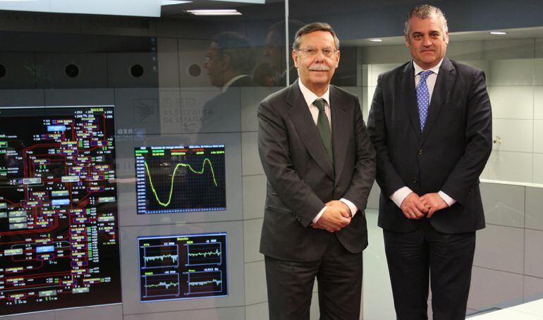 Javier Carnero y José Folgado durante su visita en Madrid al centro operativo de Red Eléctrica Española