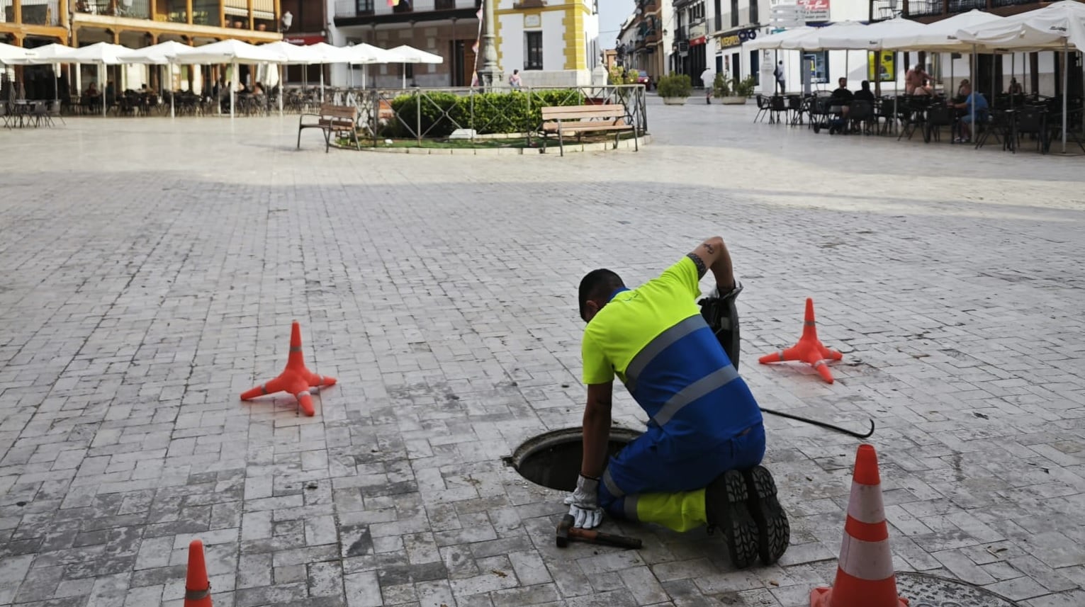 Un operario municipal revisión algunas de las minas subterráneas de Ciempozuelos, en la misma Plaza de la Constitución