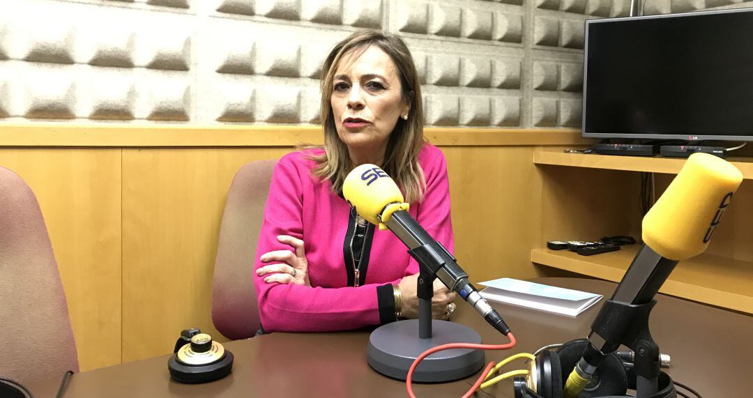 Ángela Vallina en los estudios de Radio Asturias SER