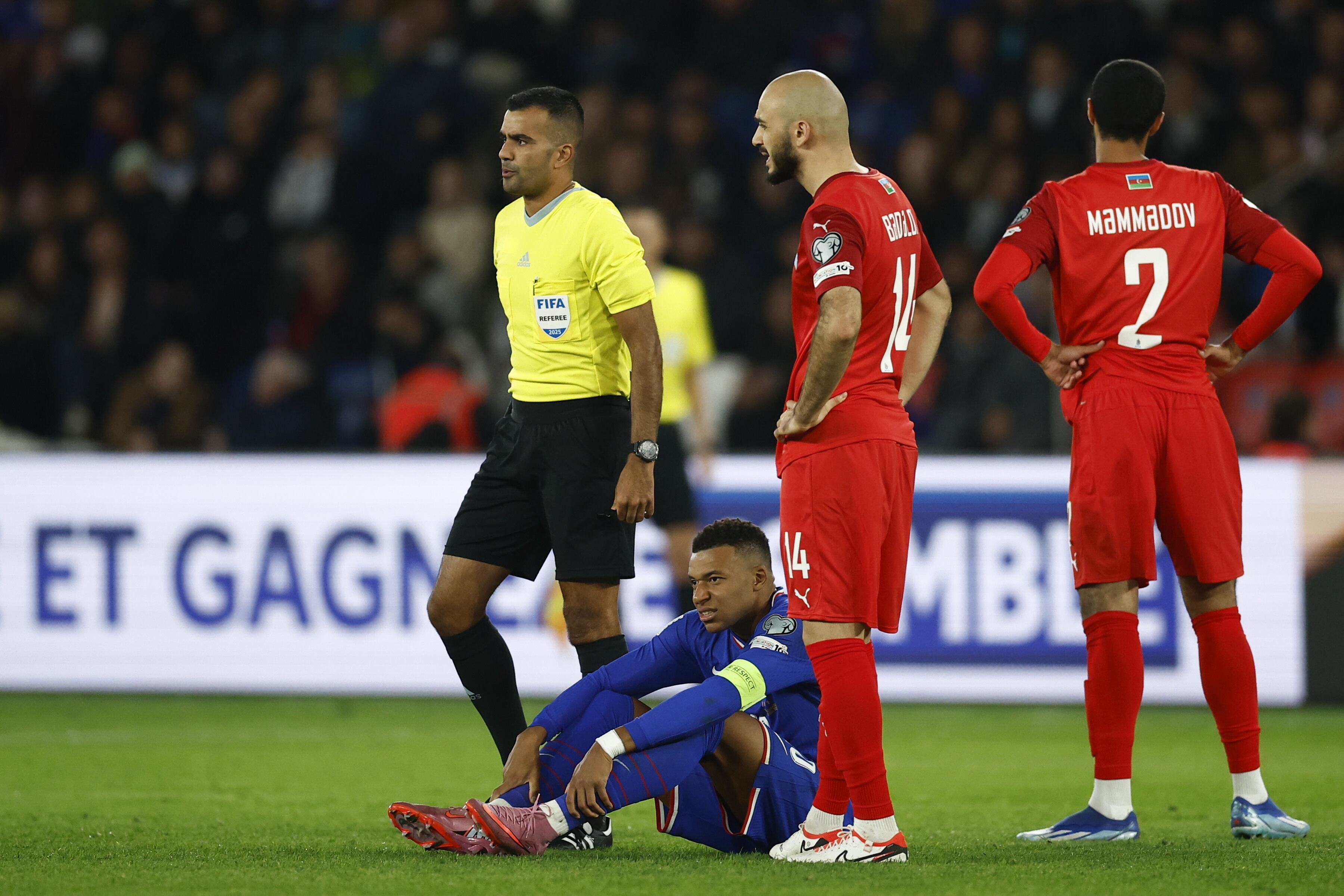 Mbappé con molestias en el tobillo derecho en el partido frente a Azerbaiyán
