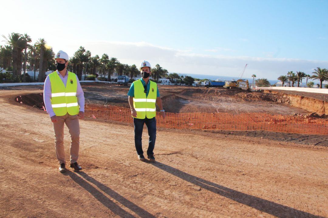 El alcalde de Yaiza, Óscar Noda, y el concejal de Obras Públicas, Jonathan Lemes, en una visita a las obras del Parque Atlántico de Playa Blanca.