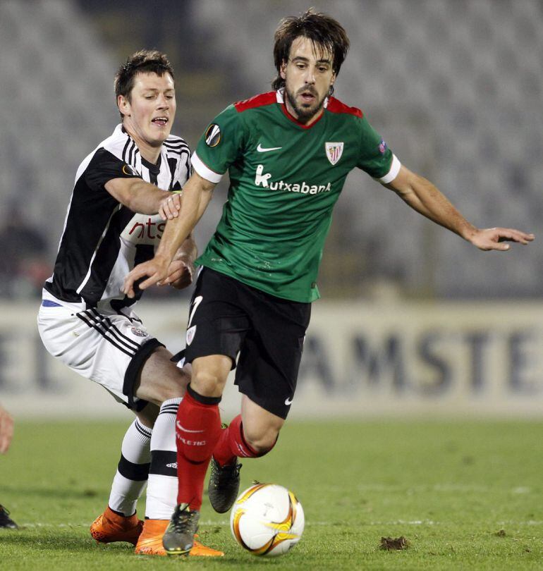 KOC01. BELGRADO (SERBIA), 22/10/2015.- El jugador del Athletic Club Beñat Etxebarría (dcha) lucha por el balón con el jugador del FK Partizán Belgrado, Nikola Ninkovic, durante el partido de fase de grupos de la Liga Europa disputado en el Estadio Partizán, Belgrado, Serbia hoy 22 de octubre de 2015. EFE/Koca Sulejmanovic